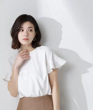 새상품 내추럴 뷰티 베이직 바이컬러 프릴 슬리브 블라우스