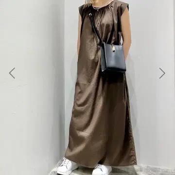 아메리칸 홀릭 접촉 냉감 숄더 턱 원피스 브라운