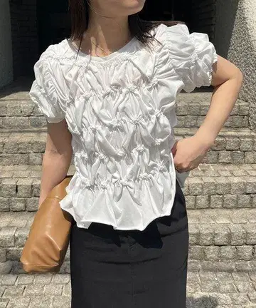 셔링 휘핑 티셔츠 화이트 카프리슐레 마쥬