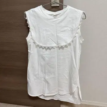Yori 프릴이 달린 칼라 레이스 티셔츠 화이트