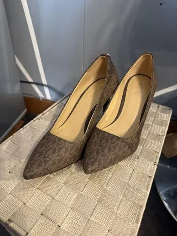 브라운 패턴 하이힐