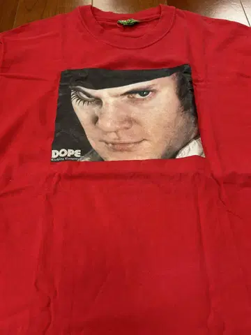 DOPE 얼굴 프린트 빨간색 티셔츠