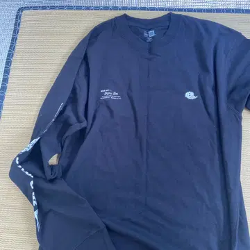 New Era 블랙 긴팔 티셔츠