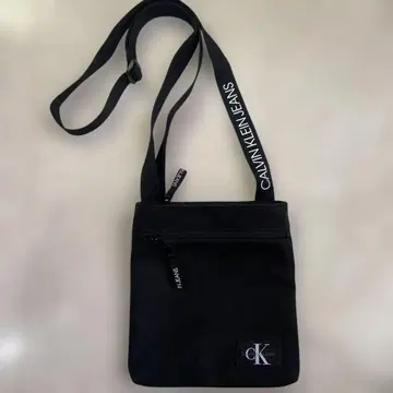 CALVIN KLEIN JEANS 블랙 숄더백