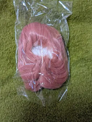 짙은 핑크색의 단발 밥