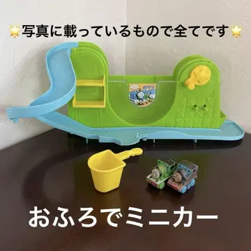 목욕탕에서 미니카 토마스