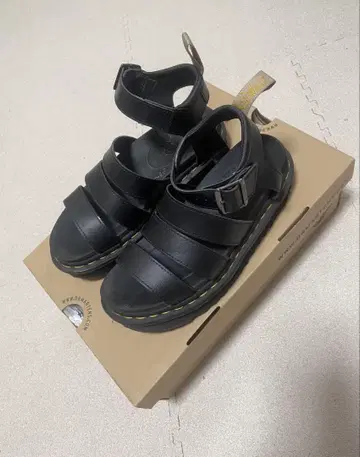 Dr. Martens 블랙 샌들 UK4