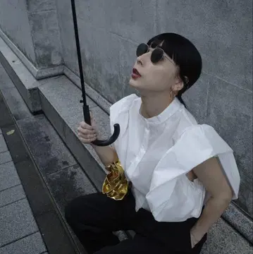 페탈 슬리브 컴팩트 블라우스