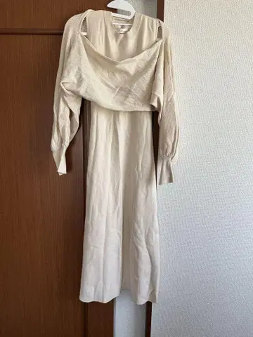 And Couture 베이지 슬리브리스 원피스