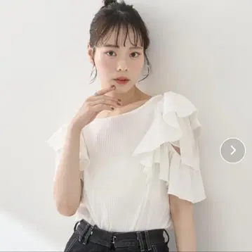 프릴이 달린 화이트 반팔 탑