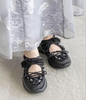 란다 비쥬 모티브가 있는 블랙 스니커즈