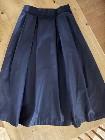 새상품급 TIARA 네이비 스커트