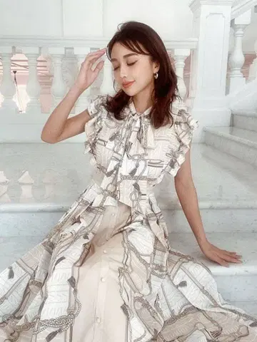 EM 체인 스카프가 달린 프릴 원피스