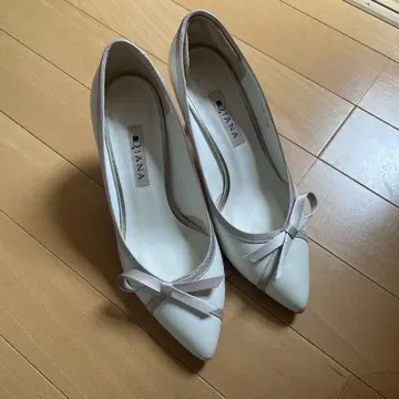 DIANA 리본 포함 화이트 하이힐