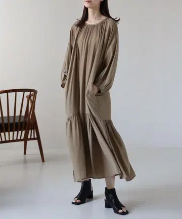 카키색 긴팔 플레어 롱 원피스