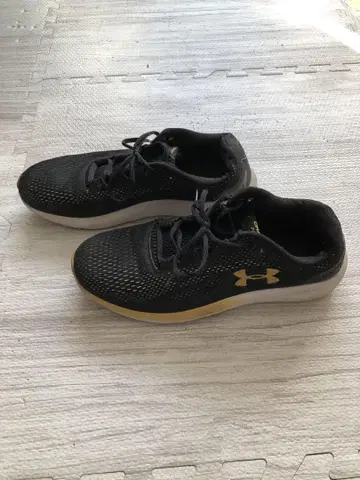 Under Armour Charged 블랙 스니커즈