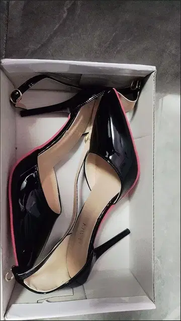 블랙 에나멜 스틸레토 하이힐