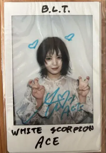 B.L.T. WHITE SCORPION 친필 사인 폴라로이드