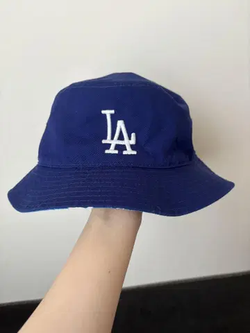 LA 로고 자수 네이비 버킷 햇