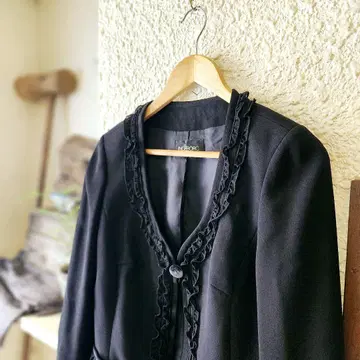 여성용 13호 잉게보그 핑크하우스 프릴 노카라 자켓 블랙