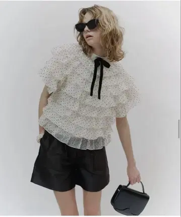 hiand 2way dot ruffle volume tops 새상품급