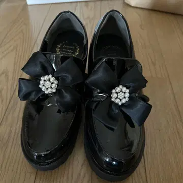 블랙 로퍼 리본 비쥬 장식