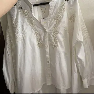 앰플 자수 블라우스 스콧 클럽 계열