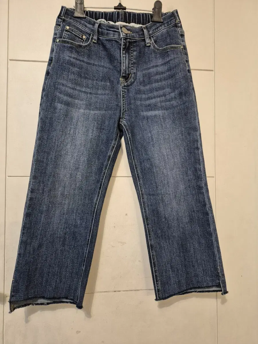 Almost New) United Colors Of Benetton. 8-9 Length Four-Way Span Denim Pants