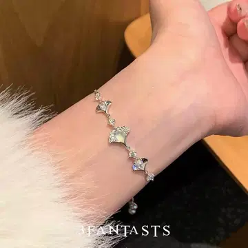 은행나무 체인의 청량감 있는 손 장식