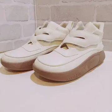 화이트 스트랩 스니커즈