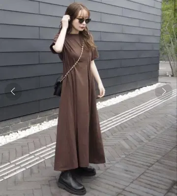 LAULEN 턱 플레어 원피스 브라운