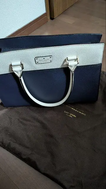 Kate Spade 네이비 화이트 백