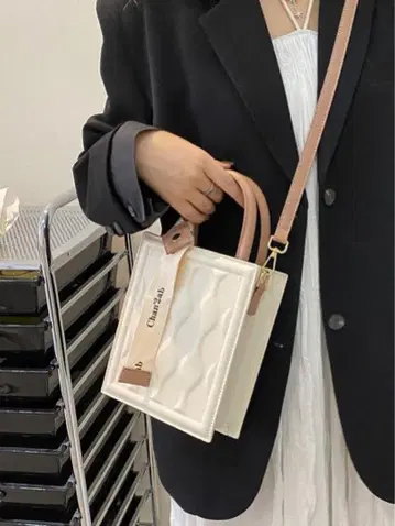 화이트 숄더백 입체 디자인