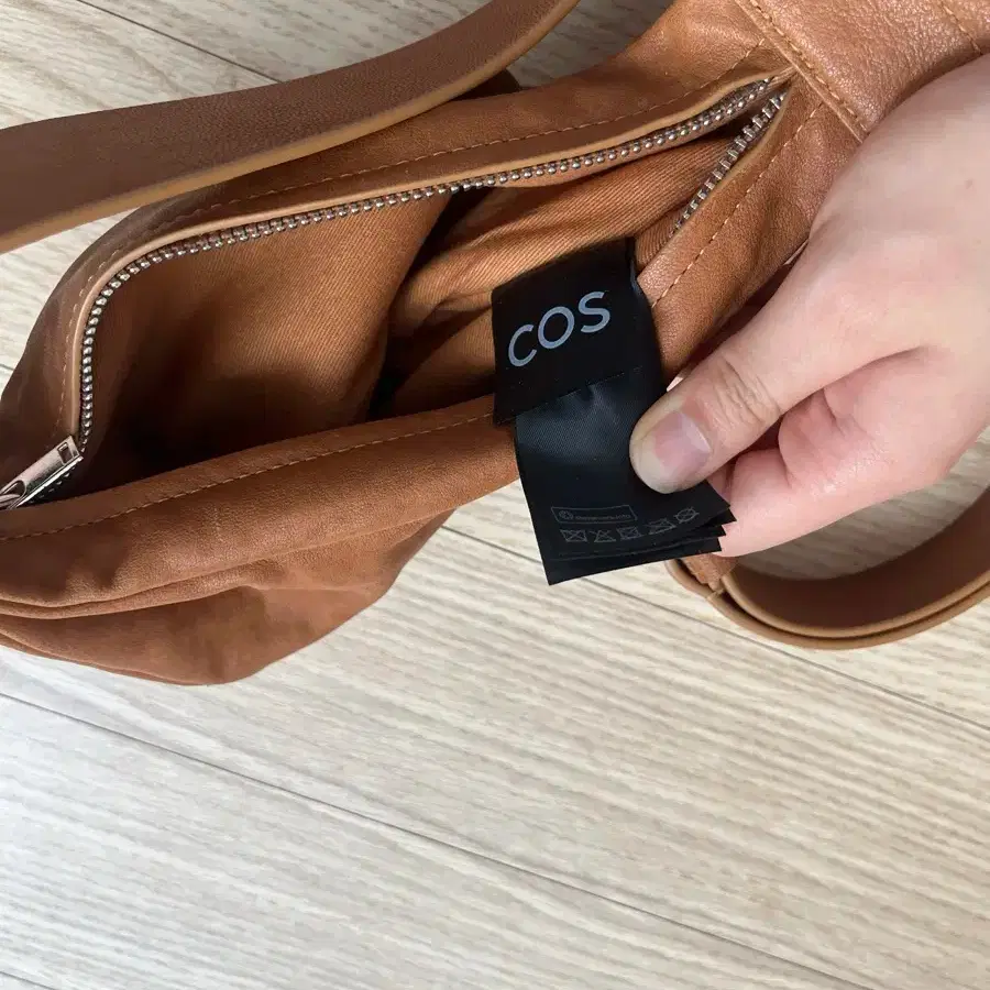 COS | 코스 Cos Real Leather Swing Micro Crossbody Bag #코스,#코스크로스바디백,#코스크로스백,# 코스가방,#코스마이크로 on Bunjang Global Site.