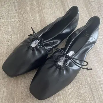 블랙 스퀘어토 플랫슈즈