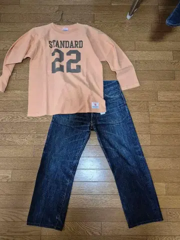 Standard California 롱 슬리브 T와 청바지 세트입니다.