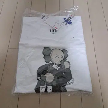 유니클로 UT KAWS 그래피티 티셔츠 L 사이즈