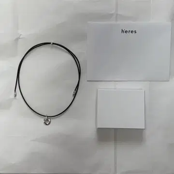 CETACEA 가죽 초커 목걸이입니다.