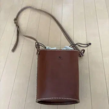 브라운 숄더백