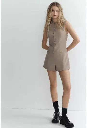 자라 버튼이 달린 숏 기장 올인원