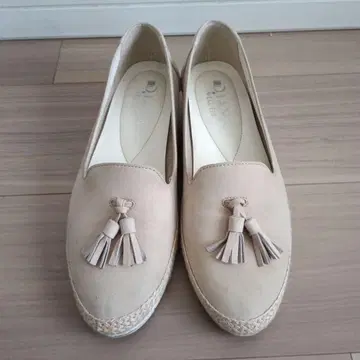 DIANA 태슬이 달린 베이지 로퍼 24cm