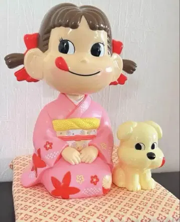 앉아서 고개를 흔드는 페코짱 인형 후지야 밀키