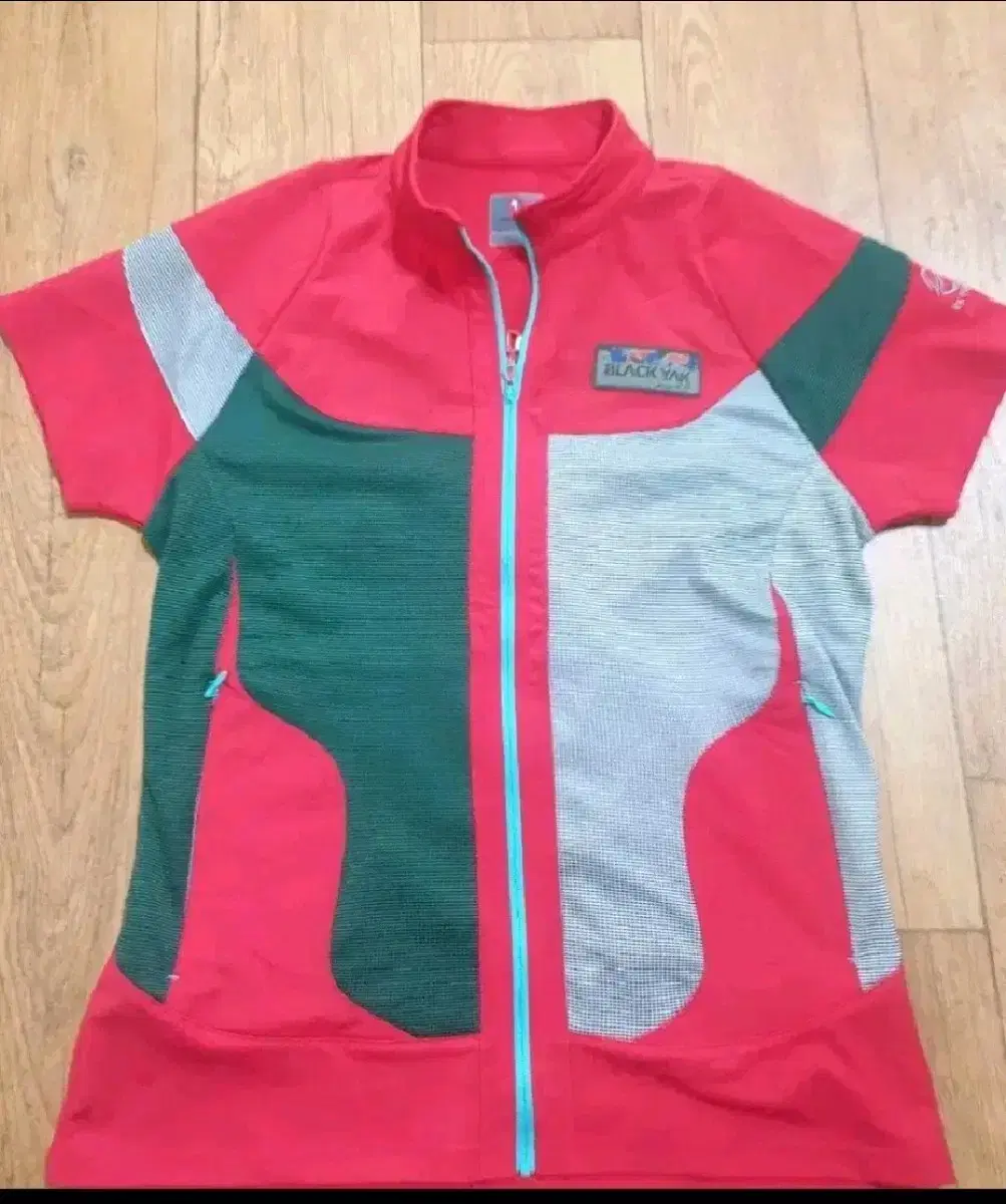 Blackyak short-sleeve zip-up, size 95.