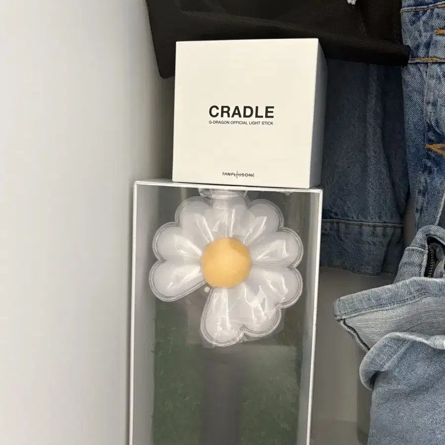 G-DRAGON | 지드래곤 G-dragon lightstick + cradle on Bunjang