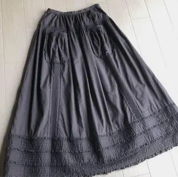 핑크하우스 핀턱 피코 프릴 차콜 스커트