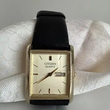 CITIZEN QUARTZ 골드 블랙 시계