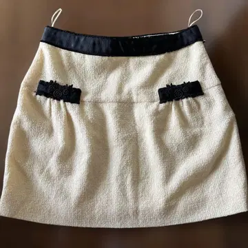 새상품급 모스키노 CHEAPANDCHIC 미니 스커트 크림색