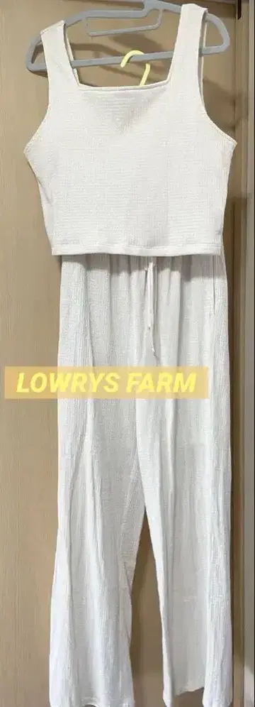 LOWRYS FARM 올인원 슬리브리스 셋업 상하의 화이트