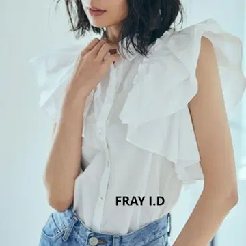 FRAY I.D 프릴 디테일 화이트 슬리브리스 셔츠