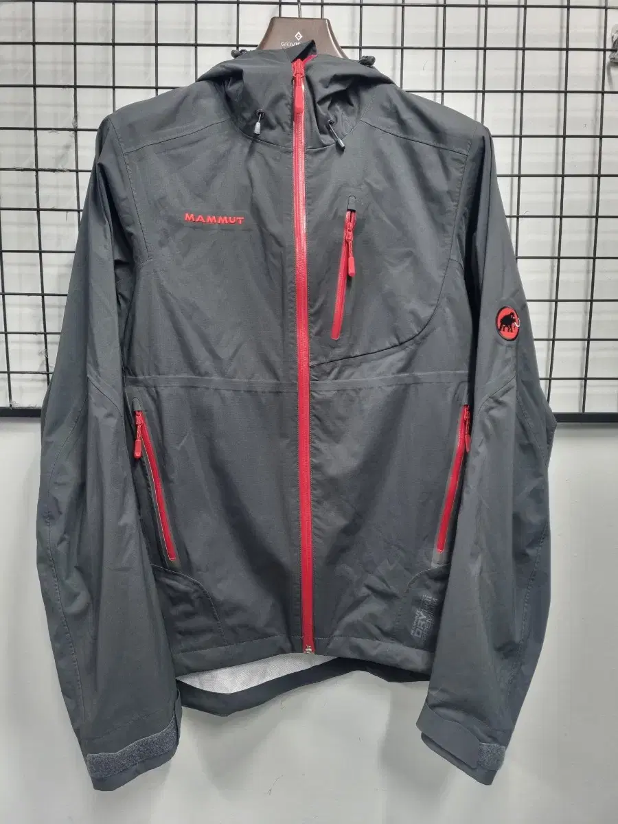 95M Mammut Kento Windbreaker.